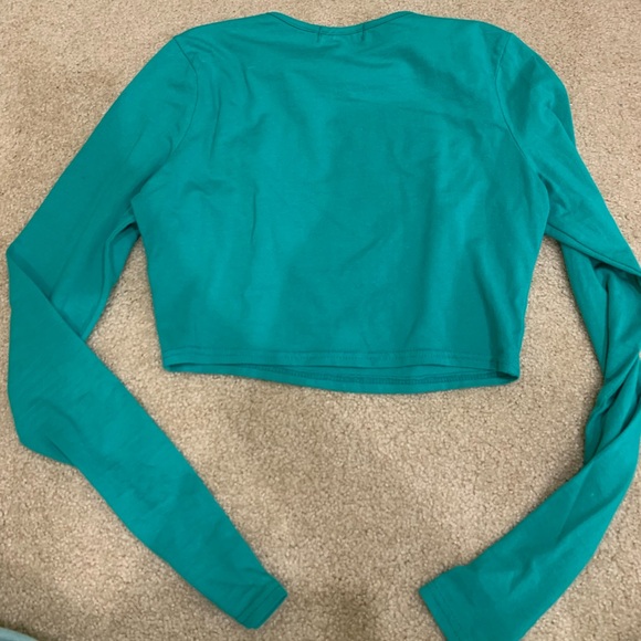 PrettyLittleThing upcycled bow crop top - Picture 4 of 5